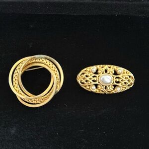 Set of 2 vintage broaches goldtone one faux pearl, like new condition, beautiful